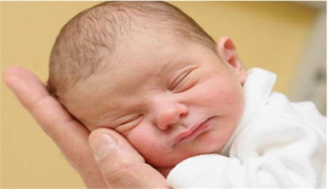 سابقة… ولادة أول طفل في العالم من ثلاثة أباء