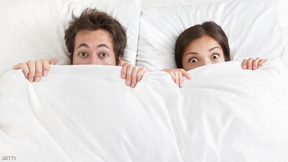 دراسة حديثة: نوم الزوجين بنفس الفراش يعرض للسكتة الدماغية
