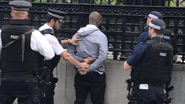 اعتقال رجل يحمل سكينا قرب مقر البرلمان البريطاني