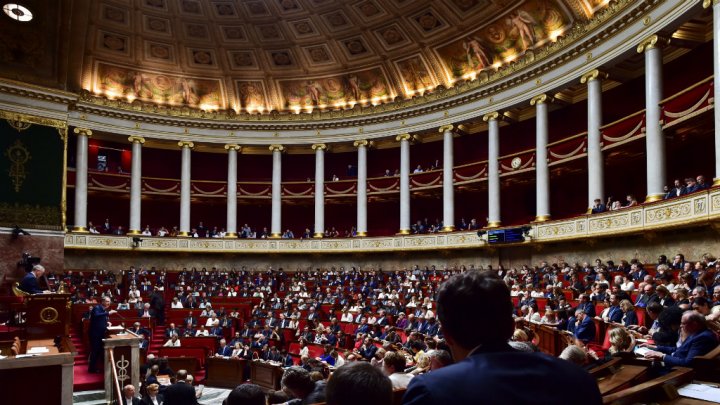 فرنسا تقر قانونا جديدا يمنع توظيف الأزواج لزوجاتهم أو أولادهم في البرلمان