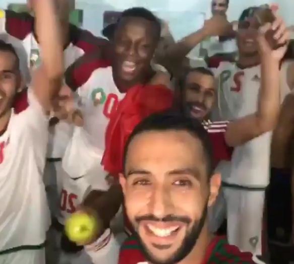 بالفيديو… فرحة لاعبي المنتخب داخل مستودع الملابس بعد التأهل لروسيا