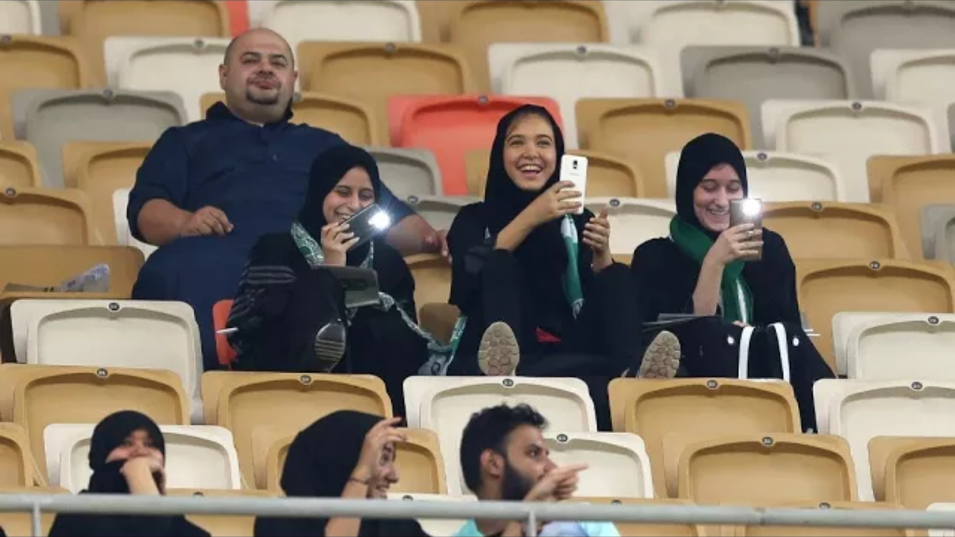 مشجعات سعوديات يلجن ملاعب كرة القدم للمرة الأولى في تاريخ المملكة