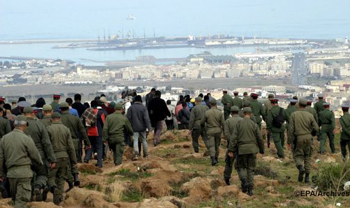 مصدر عسكري: إصابة 12 جنديا بجروح خلال محاولة منع 300 مهاجرا من اجتياز الحاجز الفاصل بين الناظور ومليلية