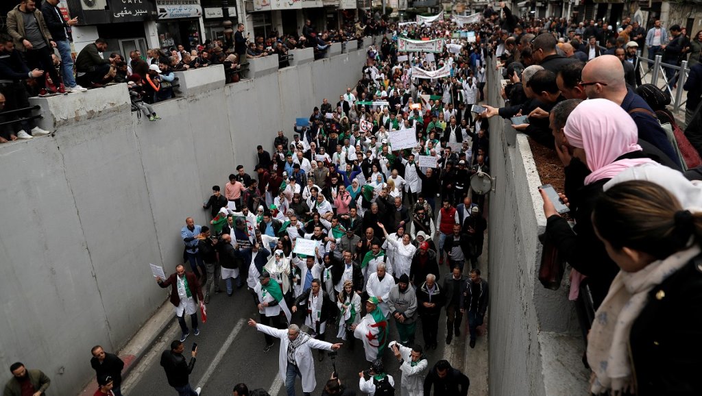 طلاب وأطباء يرفعون شعار إرحل في وجه الرئيس الجزائري بوتفليقة