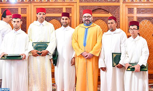 أمير المؤمنين يسلم جائزة محمد السادس للمتفوقين (صنف الذكور) في برنامج محاربة الأمية بالمساجد