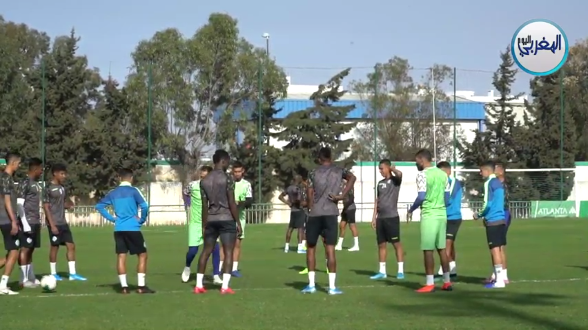 شاهد الأجواء الحماسية لتدريبات لاعبي الرجاء العالمي قبل مواجهة مولودية الجزائر  +فيديو