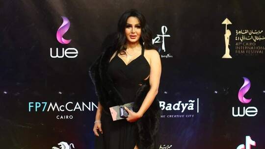 فنانة مشهورة تغير اسمها بعد أزمة الفيديوهات الإباحية