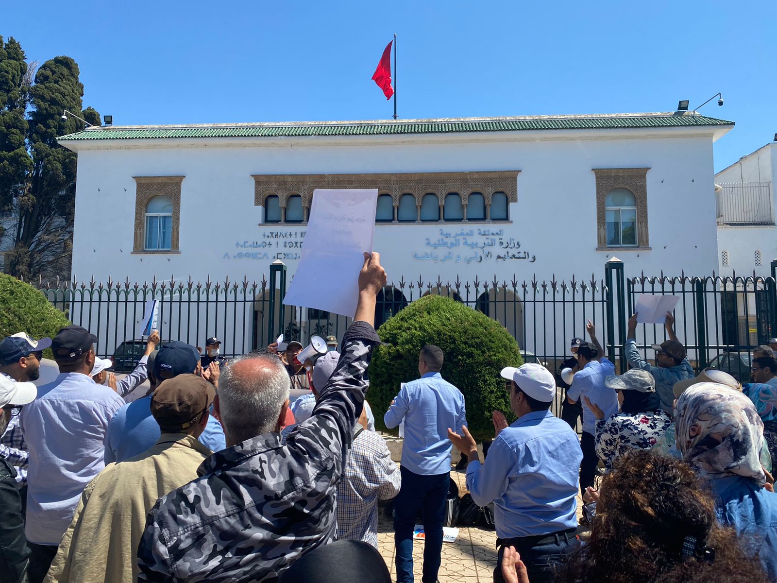 تجميد الترقيات يدفع أساتذة للاحتجاج والاعتصام أمام وزارة التربية الوطنية بالرباط