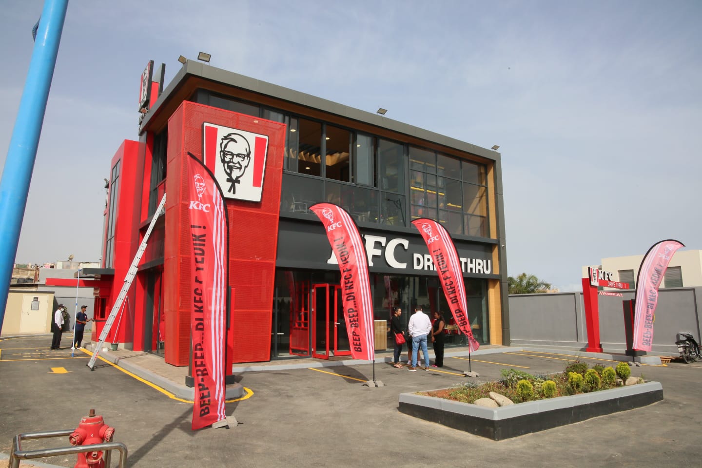 KFC تفتتح مطعما بـ”دار بوعزة” وتُطلق أول خدمة “طلب من السيارة” Drive KFC بالمغرب