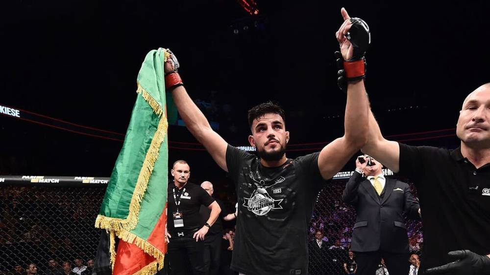 مقاتل أفغاني ينتصر في “UFC” بالراية المغربية ويشكر الملك محمد السادس