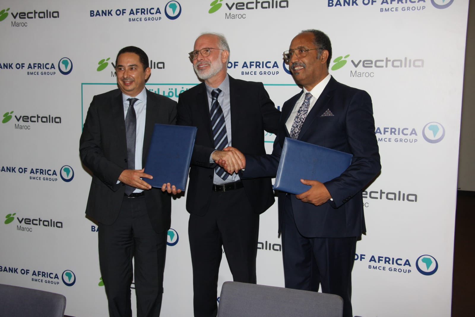 بنك أفريقيا بشراكة مع فيكتاليا VECTALIA يطلق حل الأداء عبر الهاتف “دابا باي برو” PRO DABAPAY داخل حافلات الناظور وآسفي