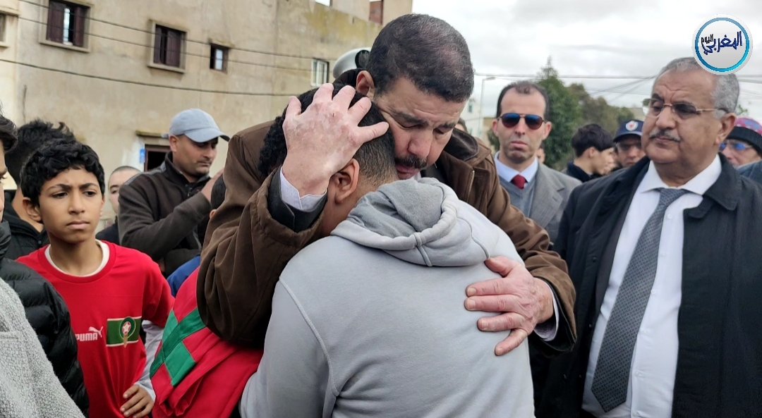 لقطة “إنسانية” من والي أمن الدار البيضاء في جنازة الشرطي هشام