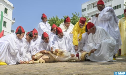 أمير المؤمنين يؤدي صلاة عيد الأضحى المبارك بمسجد الحسن الثاني بتطوان ويتقبل التهاني بهذه المناسبة السعيدة