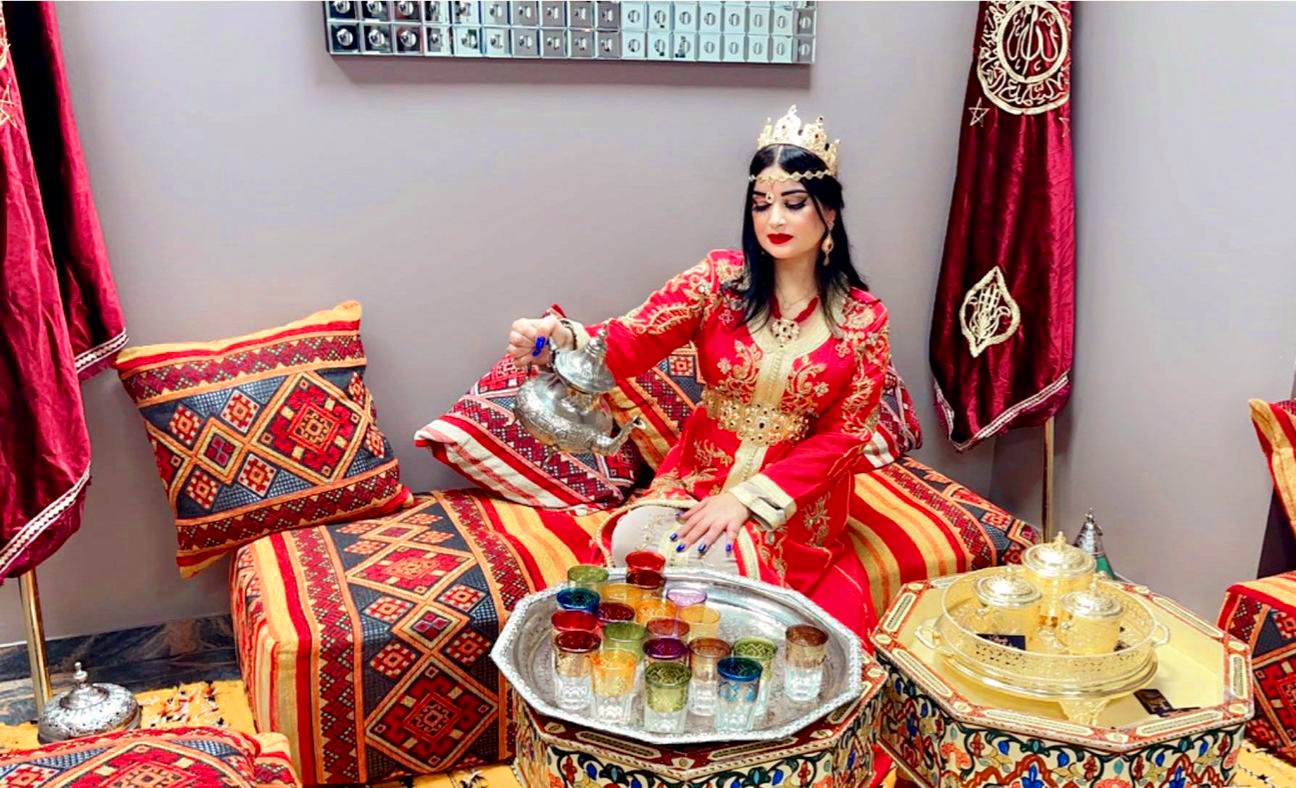 مشاركة الفنانة فاطمة الزهراء رومان بالقفطان المغربي في حفلٍ بفيرونا الإيطالية