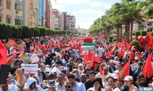 مسيرة حاشدة بالعيون تنديدا بـ “الاعتداء الإرهابي الدنيء” الذي استهدف المدنيين بالسمارة