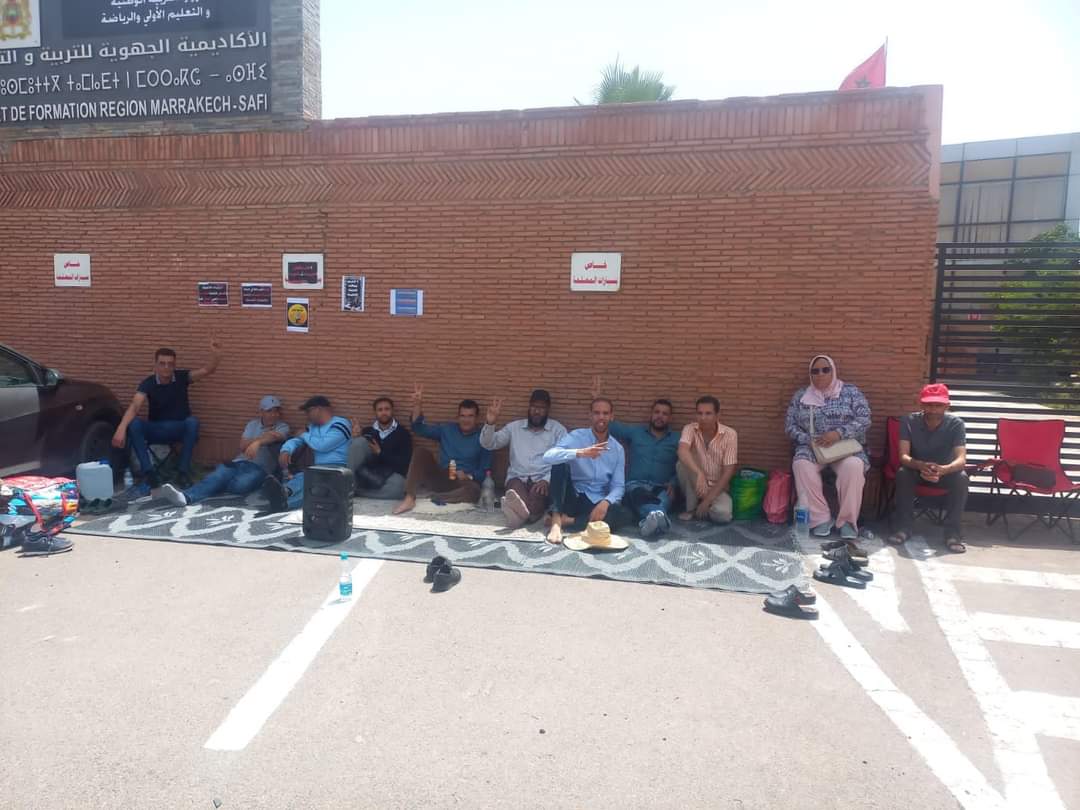 الأساتذة وأطر الدعم الموقوفين  تخوض اعتصام مفتوح أمام مقر الأكاديمية الجهوية بمراكش