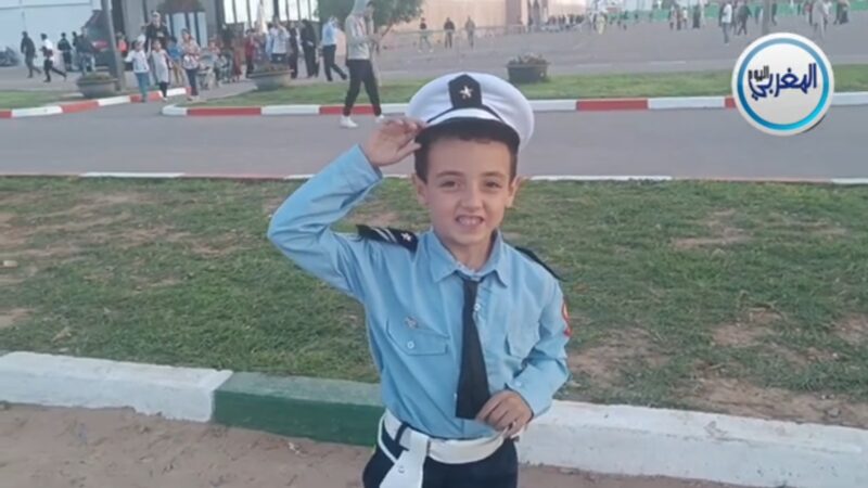 من أكادير.. “شرطي صغير”.. يرفع القبعة لرجال ونساء الأمن الوطني