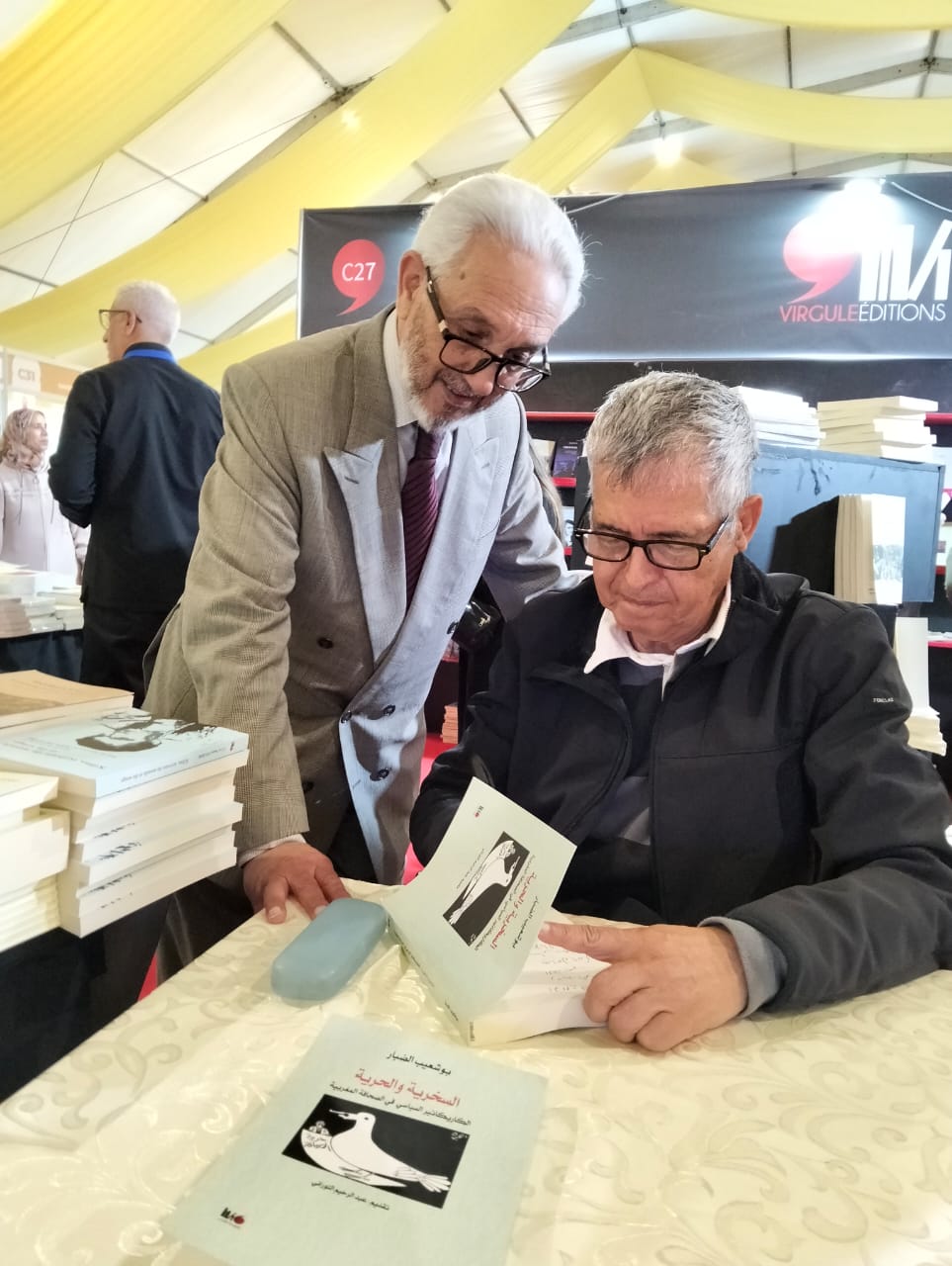 بوشعيب الضبار يجمع شمل الكاريكاتيريين في كتاب السخرية والحرية… الكاريكاتير السياسي في الصحافة المغربية