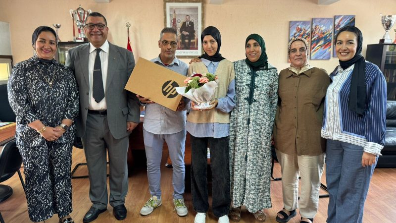 مدرسة “بول آرين” بالبيضاء تكرم التلميذة زينب أمغار المتفوقة في امتحانات الباكالوريا