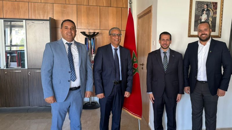 .المغرب يستضيف البطولة العربية للركبي   في إطار ترسيخ أسس الدبلوماسية الرياضية وتعزيز علاقات التعاون العربي، من أجل تطوير رياضة الركبي على المستوى العربي، التقى السيد قيس عبدالله الظالعي، رئيس الاتحاد العربي للركبي، اليوم بالرباط،  بالدكتور عبدالرزاق العكاري، مدير الرياضة بوزارة التربية الوطنية والتعليم الأولي والرياضة. وقد جرى هذا اللقاء بحضور كل من السيد هشام أوباجا، رئيس الجامعة الملكية المغربية للركبي، ونائبه السيد عدنان عزيزي، حيث تم التباحث حول سبل تعزيز الشراكة بين الاتحاد العربي والجهات الرياضية المغربية، إلى جانب مناقشة الترتيبات الأولية لاستضافة المملكة المغربية للنسخة الحادية عشرة من بطولة العرب لسباعيات الركبي ذكور، والسادسة للإناث، المزمع تنظيمها  أبريل من عام 2026. وتأتي هذه الخطوة عقب اعتذار الاتحاد المصري للركبي عن استضافة البطولة لعام 2026، حيث أكدت الجامعة الملكية المغربية للركبي رغبتها الرسمية في احتضان هذا الحدث الرياضي العربي الهام، وذلك استنادا إلى مخرجات الجمعية العمومية للاتحاد العربي للركبي المنعقدة شهر فبراير الماضي. ومن المرتقب أن تستكمل الإجراءات التنظيمية وفق المساطر المتبعة في هذا المجال، تمهيدا للإعلان الرسمي  عن استضافة المغربية لهذه التظاهرة الرياضية التي من شأنها أن ترسخ مكانة المغرب كوجهة متميزة لاحتضان الفعاليات الرياضية القارية والدولية. ويجسد هذا التعاون المشترك التزام الاتحاد العربي للركبي وكذا الوزارة الوصية على قطاع الرياضة بالمملكة المغربية والجامعة الملكية المغربية للركبي، على التمسك بمواصلة بذل الجهود لدعم مسار تطوير رياضة الركبي على المستوى العربي، وتعزيز حضورها لدى الناشئة والشباب، بما ينسجم مع الأهداف التنموية والرياضية للمؤسسات الوطنية والإقليمية.