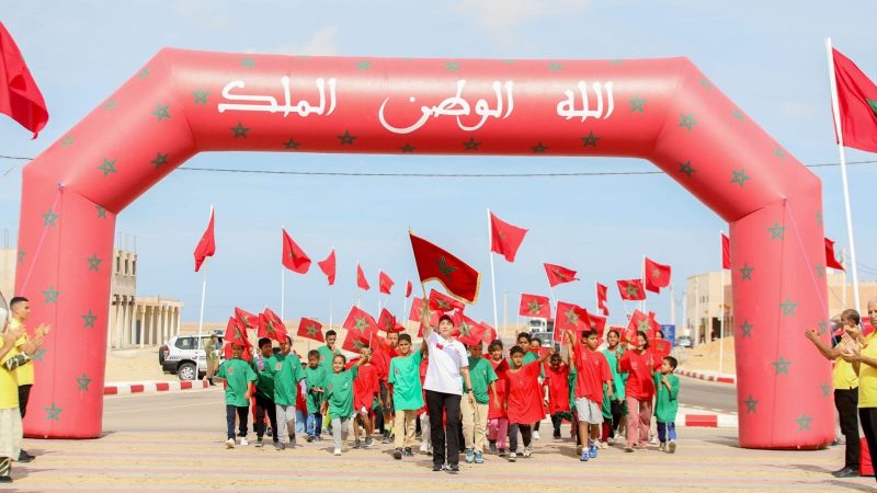 في أجواء مفعمة بالمشاعر الوطنية الجياشة قافلة “سباق التناوب الرمزي المسيرة الخضراء” تتوقف بجماعة الطاح