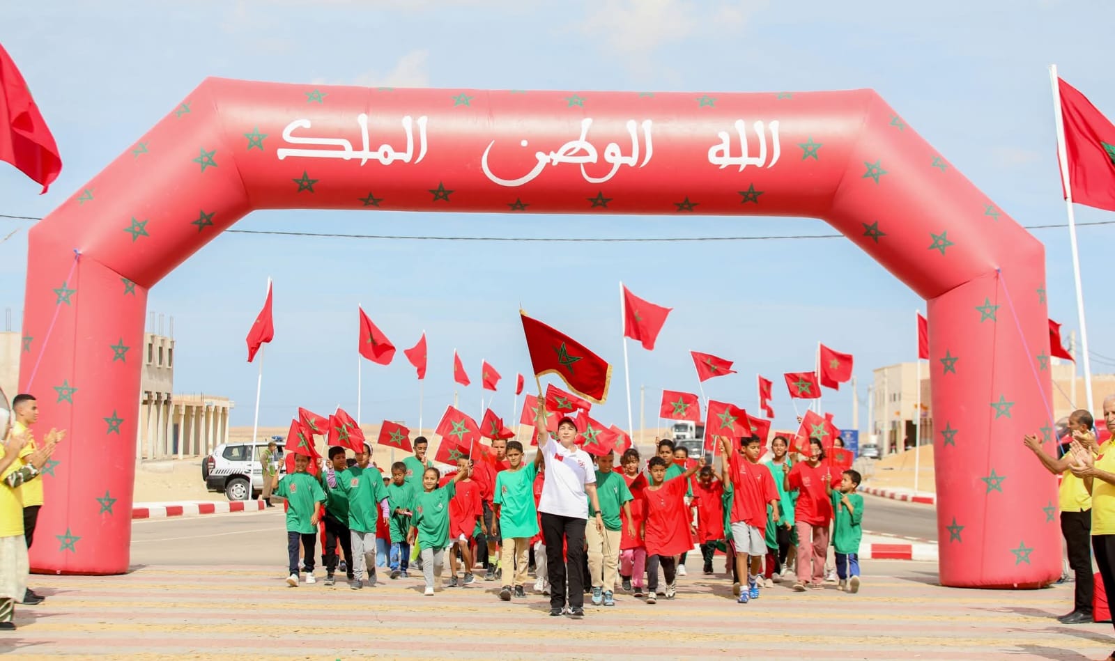 في أجواء مفعمة بالمشاعر الوطنية الجياشة قافلة “سباق التناوب الرمزي المسيرة الخضراء” تتوقف بجماعة الطاح