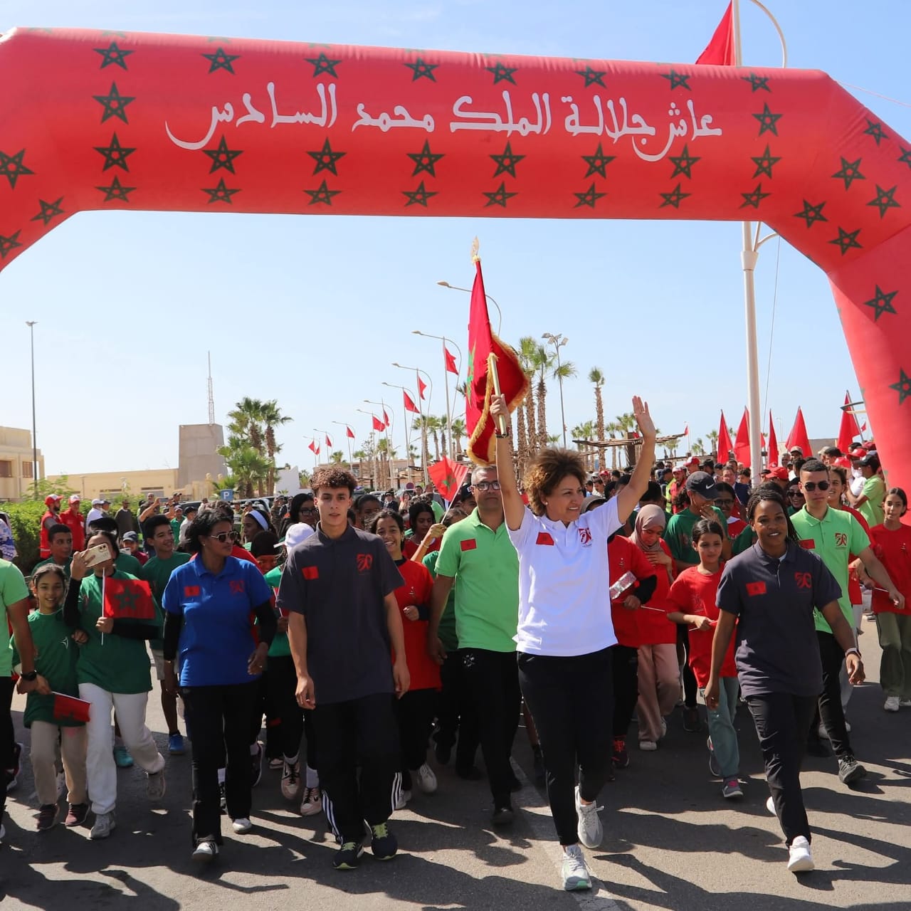 سباق التناوب الرمزي المسيرة الخضراء : البطلة نزهة بدوان تحمل العلم الوطني في المرحلة 14 ( بوجدور- الكركرات).