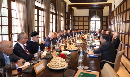 بلاغ من الديوان الملكي.. لقاء بين مستشاري جلالة الملك وقيادات الأحزاب لموضوع تحيين وتفصيل مبادرة الحكم الذاتي في إطار السيادة المغربية