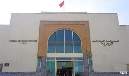 إحالة حدثين على قاضي الأحداث على خلفية تصوير فيديو يوثق لإزالة علم دولة مشاركة في كأس إفريقيا كان مثبتا بإحدى المدارات بالشارع العام (النيابة العامة لدى المحكمة الزجرية بالدار البيضاء)