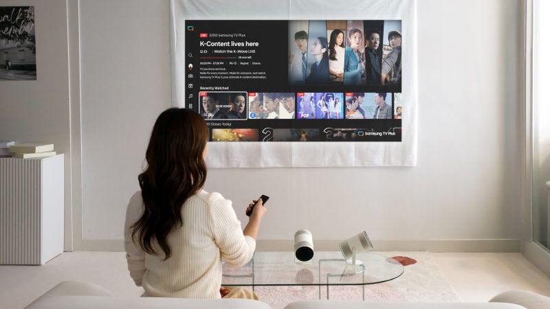 سامسونج تكشف عن The Freestyle+ قبل انطلاق CES 2026، مستعرضة شاشة متنقلة أكثر ذكاءً مدعومة بالذكاء الاصطناعي