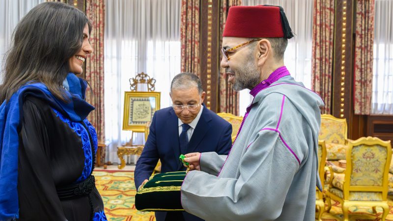 جلالة الملك يستقبل المتسلقة المغربية نوال صفنضلة ويوشحها جلالته بوسام المكافأة الوطنية من درجة ضابط
