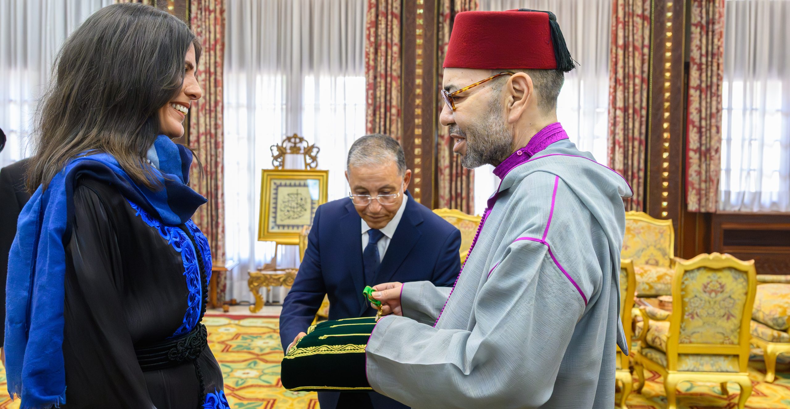 جلالة الملك يستقبل المتسلقة المغربية نوال صفنضلة ويوشحها جلالته بوسام المكافأة الوطنية من درجة ضابط