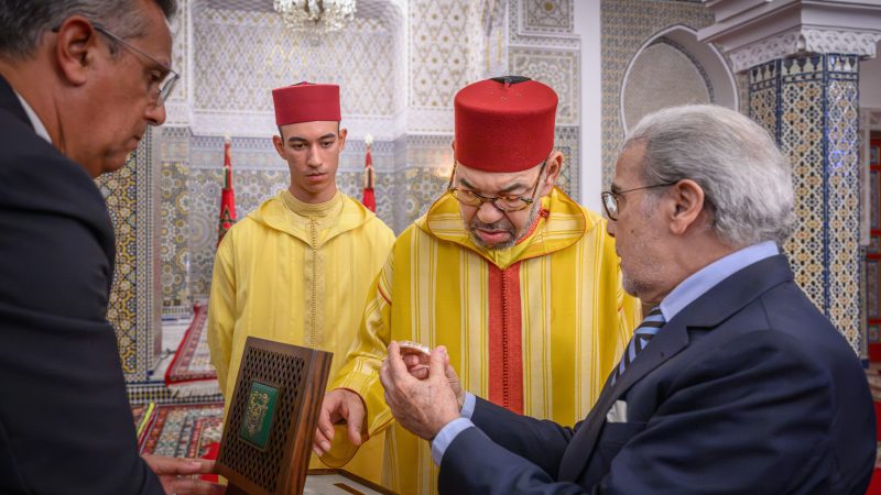 جلالة الملك يستقبل والي بنك المغرب