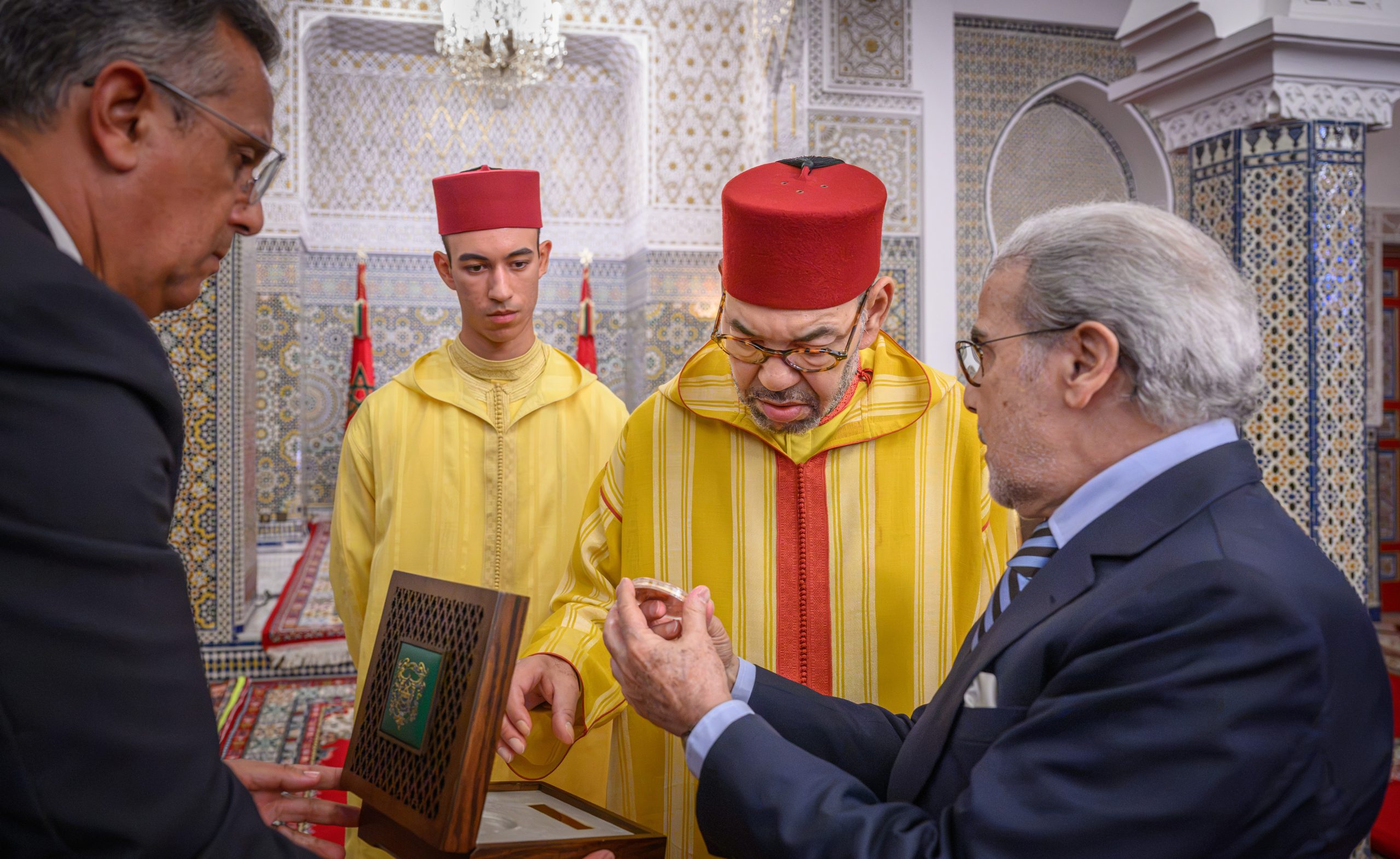 جلالة الملك يستقبل والي بنك المغرب