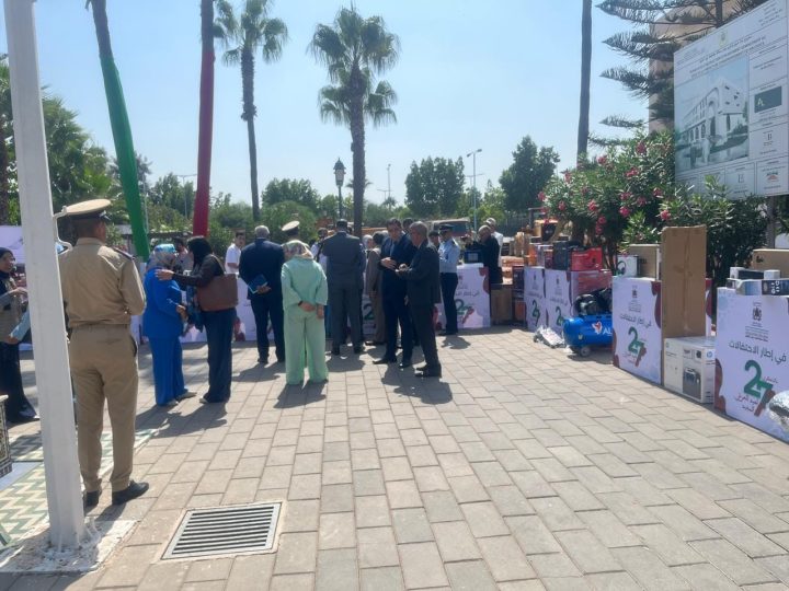 بمناسبة الذكرى 27 لعيد العرش.. عاملة عمالة مقاطعة عين الشق بالدار البيضاء تسلم معدات رقمية لعدد من المستفيدين
