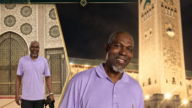 أسطورة كرة السلة حكيم أولاجوان ينبهر بمسجد الحسن الثاني ويصفه بـ«التحفة المعمارية»