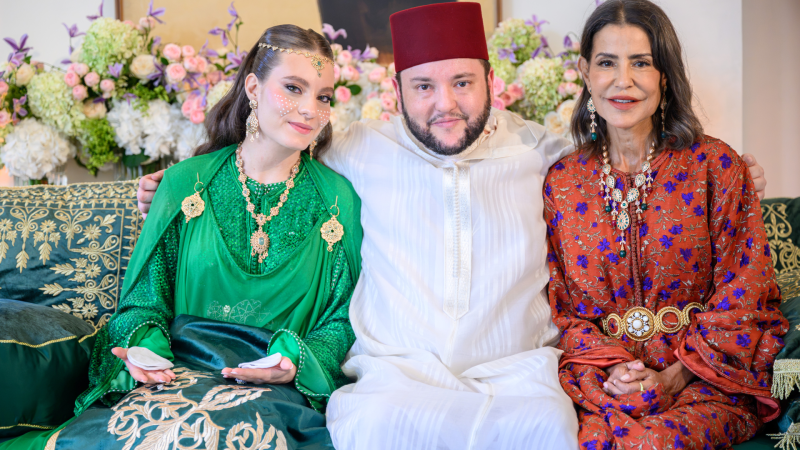 بمباركة من صاحب الجلالة الملك محمد السادس، عقد قران مولاي إدريس الفيلالي، نجل صاحبة السمو الملكي الأميرة للا مريم، بالشابة المصونة أحلام أومحا (وزارة القصور الملكية والتشريفات والأوسمة)