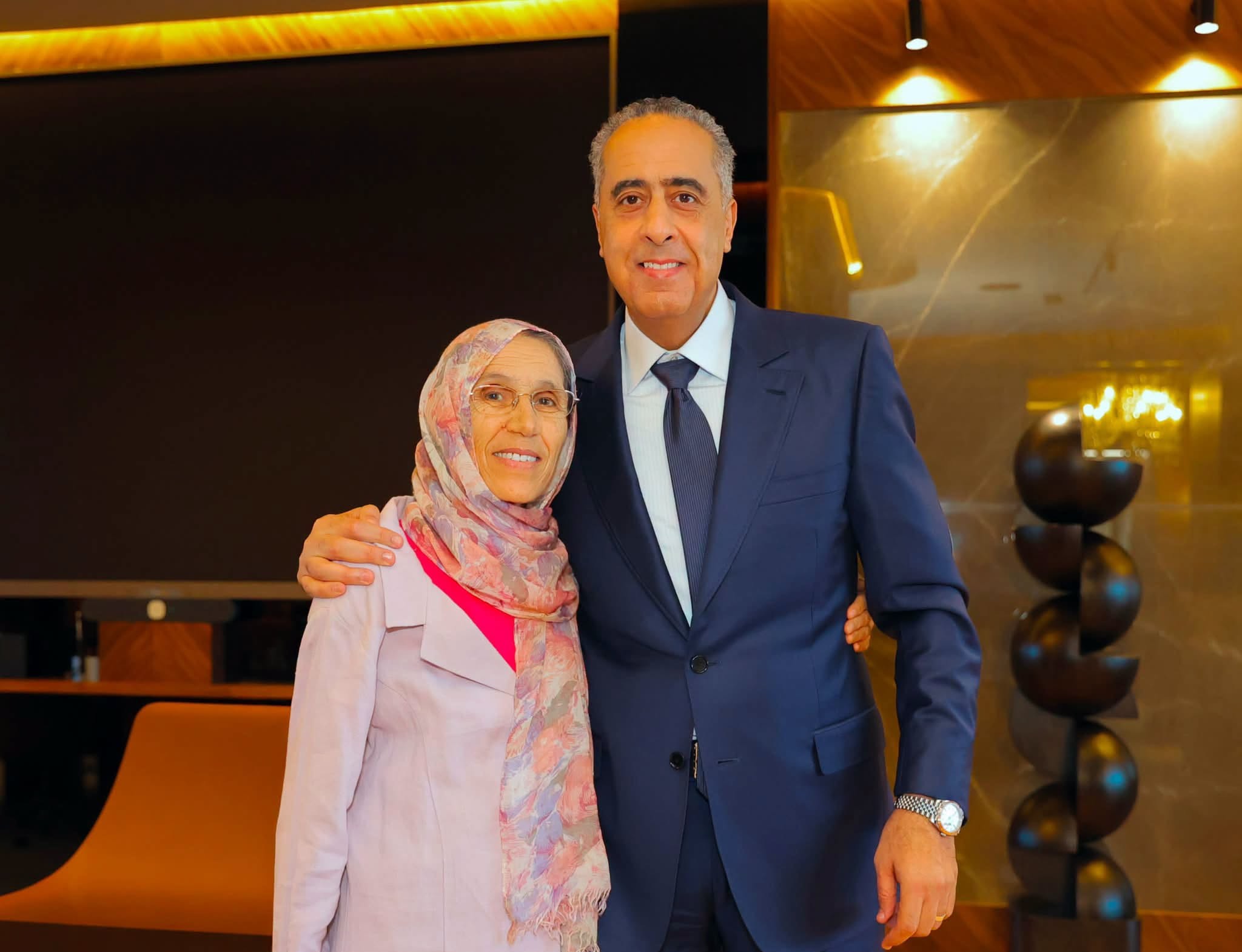 في صورة تحمل كل معاني الجمال.. حموشي الإنسان قبل المدير العام يستقبل إحدى أستاذاته السابقات