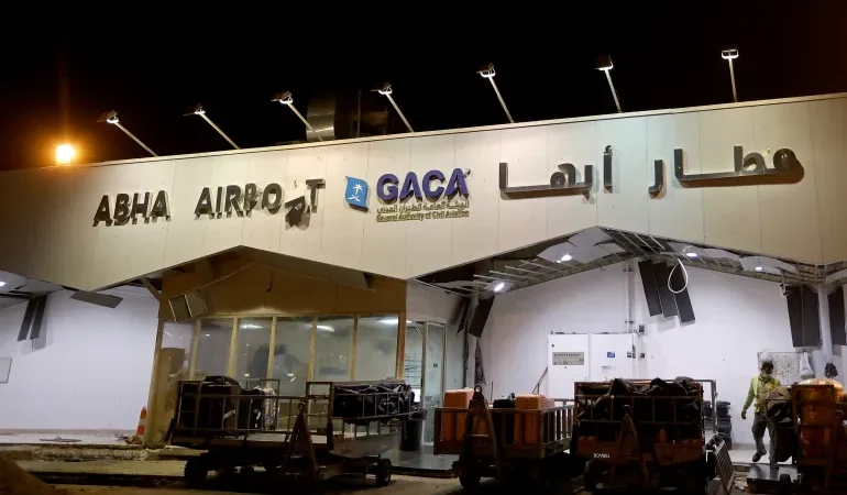 السعودية.. مقتل 3 أشخاص بينهم سيدة مغربية وإصابة 36 في هجومين “إرهابيين للحوثيين” على مطاري أبها والملك خالد
