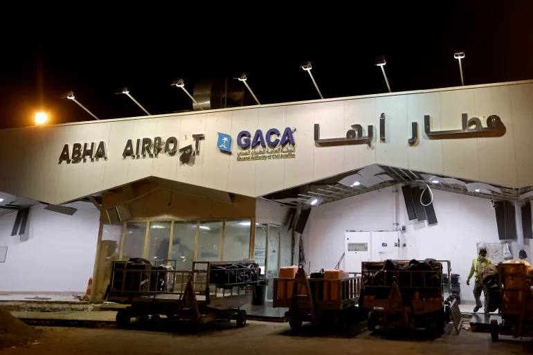 السعودية.. مقتل 3 أشخاص بينهم سيدة مغربية وإصابة 36 في هجومين “إرهابيين للحوثيين” على مطاري أبها والملك خالد
